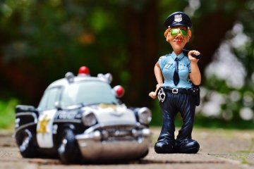 להיעצר על ידי שוטר במהלך הנסיעה – מה עושים כששוטר מסמן לכם לעצור במהלך הנהיגה?